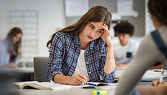 Gymnasieeleven Anna stresser i gymnasiet.